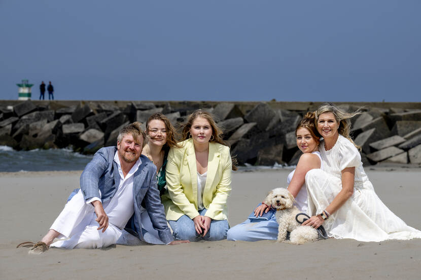 2023 Royal family at the beach photo session