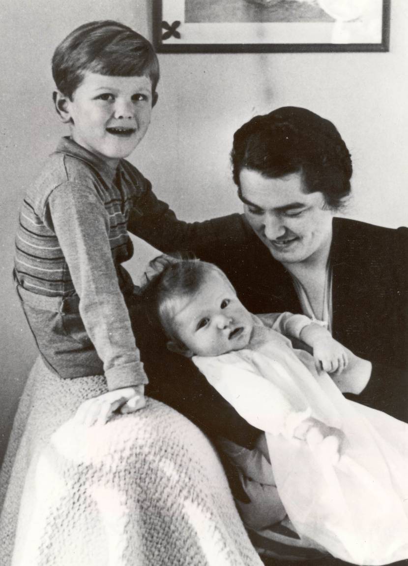 Foto van prof.mr. Pieter van Vollenhoven met zijn moeder en broer, 1939 © RVD