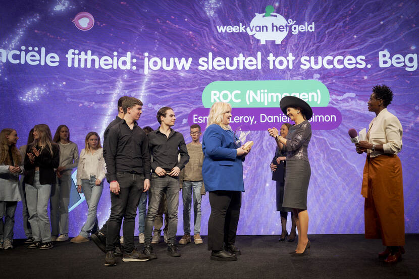 Queen Máxima presents an award at the end of the National Money Week